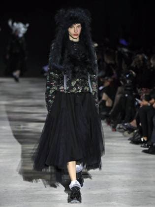 PFW - Noir Kei Ninomiya Runway A model walks the runway during the Noir Kei Ninomiya Womenswear Fall Winter 2025-2026 show as part of Paris Fashion, on March 8, 2025 in Paris, France. Photo by Alain-Gil Gonzalez ABACAPRESS.COM Paris France  Copyright: xGonzalezxAlain-Gil ABACAx