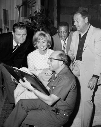 THE DONNA REED SHOW, Don Drysdale, Donna Reed, Willie Mays, Tony Owen, Sidney Miller, director, 1958-1966. photo: ABC Courtesy Everett CollectionTBDDORE AB001 PUBLICATIONXNOTxINxCANxCHNxFRAxITAxJPNxNORxPOLxRUSxESPxUKxUSA Copyright: xx TBDDORE AB001 TBDDORE_AB001_H