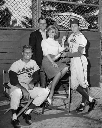 THE DONNA REED SHOW, Don Drysdale, Carl Betz, Donna Reed, Paul Petersen, 1958-1966. photo: ABC Courtesy Everett CollectionTBDDORE AB002 PUBLICATIONXNOTxINxCANxCHNxFRAxITAxJPNxNORxPOLxRUSxESPxUKxUSA Copyright: xx TBDDORE AB002 TBDDORE_AB002_H