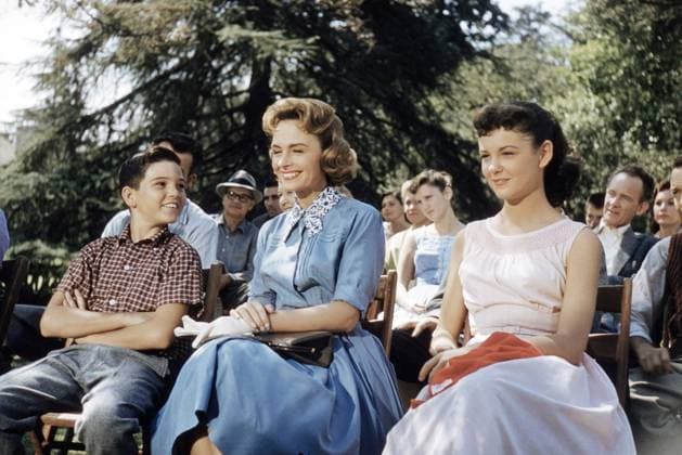 THE DONNA REED SHOW, from left: Paul Petersen, Donna Reed, Shelley Fabares, (1960), 1958-1966. ph: Gene Trindl TV Guide courtesy Everett CollectionTBDDORE EC066 PUBLICATIONXNOTxINxCANxCHNxFRAxITAxJPNxNORxPOLxRUSxESPxUKxUSA Copyright: xx TBDDORE EC066 TBDDORE_EC066_H
