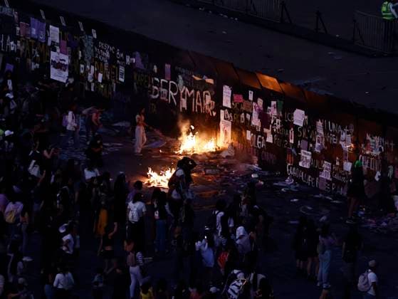 March 8, 2025, Mexico City, Cdmx, Mexico: Members of the Black Feminist Bloc set fire to the barriers covering the National Palace and the Metropolitan Cathedral; thousands of them continue in the demonstration for International Women s Day. Mexico City Mexico - ZUMAp204 20250308_zip_p204_066 Copyright: xJosuexPerezx