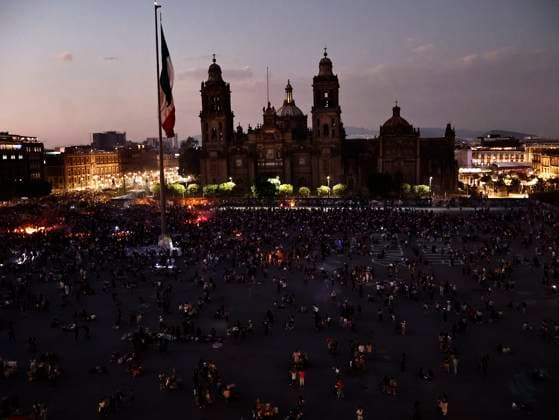 March 8, 2025, Mexico City, Cdmx, Mexico: Members of the Black Feminist Bloc set fire to the barriers covering the National Palace and the Metropolitan Cathedral; thousands of them continue in the demonstration for International Women s Day. Mexico City Mexico - ZUMAp204 20250308_zip_p204_071 Copyright: xJosuexPerezx