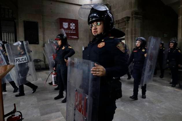 International Women s Day In Mexico Female police officers guard the interior of a government building in Mexico City, Mexico, on March 8, 2025, while a group of women demonstrate outside in the capital s Zocalo on the occasion of International Women s Day. They demand an end to gender violence and sexist violence, justice for victims of femicide, and punishment for the guilty. Mexico City Mexico City Mexico  Copyright: xGerardoxVieyrax originalFilename: vieyra-notitle250308_npSRb.jpg