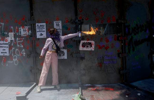 International Women s Day In Mexico A woman in Ciudad Nezahualcoyotl, State of Mexico, on March 8, 2025, takes direct action in front of a metal fence outside the Attorney General s Office of the State of Mexico to demand an end to gender violence and sexist violence, justice for the victims of femicide, and punishment for the guilty. Nezahualcoyotl, State of Mexico State of Mexico Mexico  Copyright: xGerardoxVieyrax originalFilename: 1059681889st.jpg