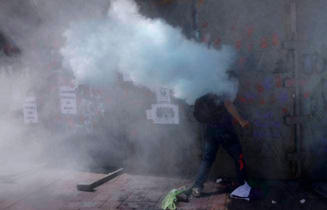 International Women s Day In Mexico Several people in Ciudad Nezahualcoyotl, State of Mexico, on March 8, 2025, are tear-gassed by police as they try to knock down fences outside the Attorney General s Office of the State of Mexico. They demand an end to gender violence and sexist violence, justice for the victims of femicide, and punishment for the guilty on the occasion of International Women s Day in Mexico. Nezahualcoyotl, State of Mexico State of Mexico Mexico  Copyright: xGerardoxVieyrax originalFilename: 1059681892st.jpg