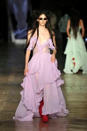 McQueen Ready to wear fall winter 2025 26 Paris March 2005 McQueen Ready to wear fall winter 2025 26 Paris March 2005, Credit:Zeppelin Avalon  Copyright: xZeppelinx xAvalonx 0973965220
