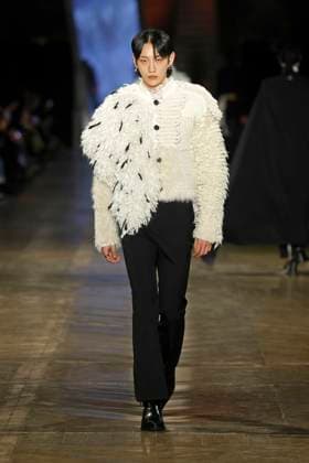 McQueen Ready to wear fall winter 2025 26 Paris March 2005 McQueen Ready to wear fall winter 2025 26 Paris March 2005, Credit:Zeppelin Avalon  Copyright: xZeppelinx xAvalonx 0973966144
