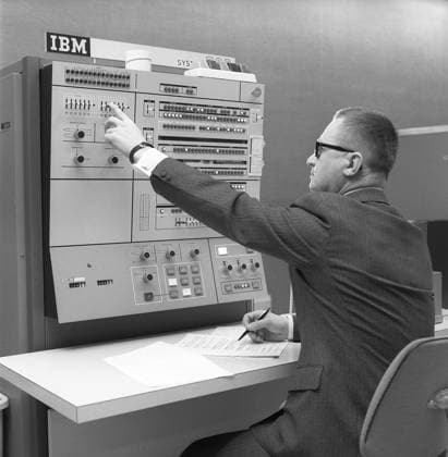 In den 1960er Jahren. Innenansicht eines Raums mit Computern und Menschen, die mit ihnen arbeiten und Informationen registrieren und ablesen. Auf einem Schild über dem Großrechner steht IBM 360. Das IBM System 360 war häufig in der amerikanischen Fernsehserie Mad Men zu sehen. Bild aufgenommen 1965 Kristoffersson ref DY125 3 In the 1960s. Interior of a room with computers and people on the job of handling them and register and reading information. A sign above the mainframe computer says IBM 360. IBM system 360 was frequently seen in the american television-series Mad Men. Picture taken 1965 Kristoffersson ref DY125-3 Copyright: imageBROKER Sjoberg ibljsj12853312.jpg