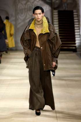 Andreas Kronthaler for Vivienne Westwood Ready to wear fall winter 2025 26 Paris March 2005 Andreas Kronthaler for Vivienne Westwood Ready to wear fall winter 2025 26 Paris March 2005, Credit:Zeppelin Avalon  Copyright: xZeppelinx xAvalonx 0973963249