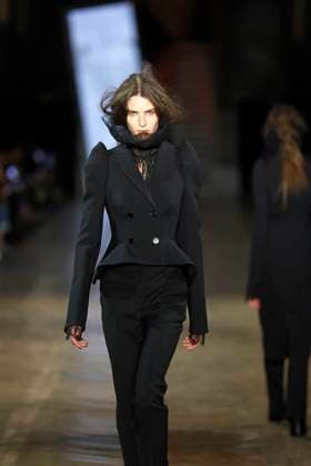 McQueen Ready to wear fall winter 2025 26 Paris March 2005 McQueen Ready to wear fall winter 2025 26 Paris March 2005, Credit:Zeppelin Avalon  Copyright: xZeppelinx xAvalonx 0973964776