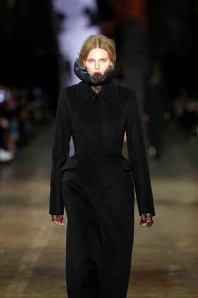 McQueen Ready to wear fall winter 2025 26 Paris March 2005 McQueen Ready to wear fall winter 2025 26 Paris March 2005, Credit:Zeppelin Avalon  Copyright: xZeppelinx xAvalonx 0973964800