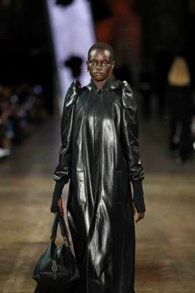McQueen Ready to wear fall winter 2025 26 Paris March 2005 McQueen Ready to wear fall winter 2025 26 Paris March 2005, Credit:Zeppelin Avalon  Copyright: xZeppelinx xAvalonx 0973964895