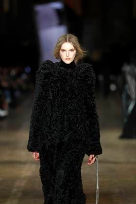 McQueen Ready to wear fall winter 2025 26 Paris March 2005 McQueen Ready to wear fall winter 2025 26 Paris March 2005, Credit:Zeppelin Avalon  Copyright: xZeppelinx xAvalonx 0973964949