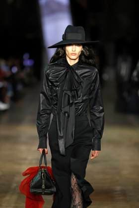 McQueen Ready to wear fall winter 2025 26 Paris March 2005 McQueen Ready to wear fall winter 2025 26 Paris March 2005, Credit:Zeppelin Avalon  Copyright: xZeppelinx xAvalonx 0973964976