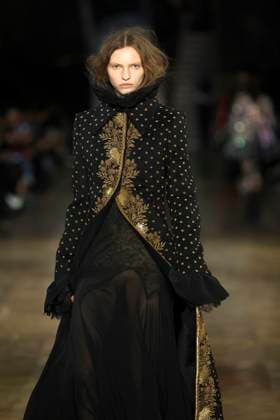 McQueen Ready to wear fall winter 2025 26 Paris March 2005 McQueen Ready to wear fall winter 2025 26 Paris March 2005, Credit:Zeppelin Avalon  Copyright: xZeppelinx xAvalonx 0973965710