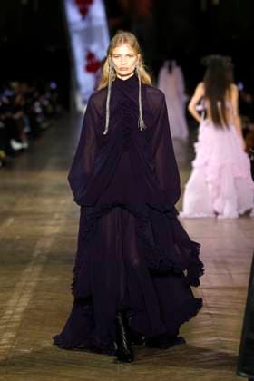 McQueen Ready to wear fall winter 2025 26 Paris March 2005 McQueen Ready to wear fall winter 2025 26 Paris March 2005, Credit:Zeppelin Avalon  Copyright: xZeppelinx xAvalonx 0973965787