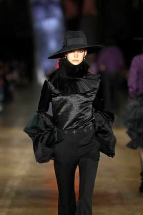 McQueen Ready to wear fall winter 2025 26 Paris March 2005 McQueen Ready to wear fall winter 2025 26 Paris March 2005, Credit:Zeppelin Avalon  Copyright: xZeppelinx xAvalonx 0973965858