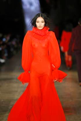 McQueen Ready to wear fall winter 2025 26 Paris March 2005 McQueen Ready to wear fall winter 2025 26 Paris March 2005, Credit:Zeppelin Avalon  Copyright: xZeppelinx xAvalonx 0973965967