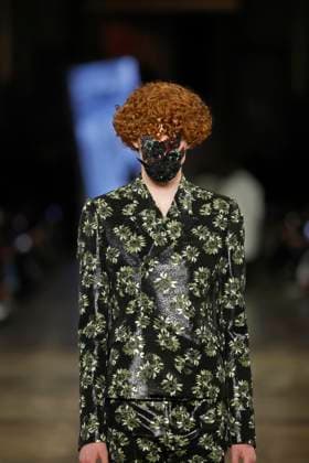 McQueen Ready to wear fall winter 2025 26 Paris March 2005 McQueen Ready to wear fall winter 2025 26 Paris March 2005, Credit:Zeppelin Avalon  Copyright: xZeppelinx xAvalonx 0973966220