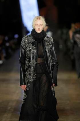 McQueen Ready to wear fall winter 2025 26 Paris March 2005 McQueen Ready to wear fall winter 2025 26 Paris March 2005, Credit:Zeppelin Avalon  Copyright: xZeppelinx xAvalonx 0973966291