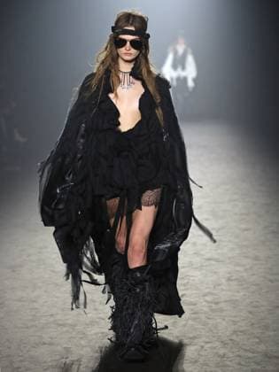 PFW - Ann Demeulemeester Runway A model walks the runway during the Ann Demeulemeester Womenswear Fall Winter 2025-2026 show as part of Paris Fashion Week at Espace des Blancs Manteaux on March 8, 2025 in Paris, France. Photo by Alaain-Gil Gonzalez ABACAPRESS.COM Paris France  Copyright: xGonzalezxAlain-Gil ABACAx