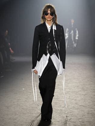 PFW - Ann Demeulemeester Runway A model walks the runway during the Ann Demeulemeester Womenswear Fall Winter 2025-2026 show as part of Paris Fashion Week at Espace des Blancs Manteaux on March 8, 2025 in Paris, France. Photo by Alaain-Gil Gonzalez ABACAPRESS.COM Paris France  Copyright: xGonzalezxAlain-Gil ABACAx