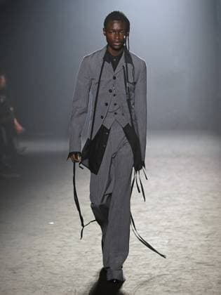 PFW - Ann Demeulemeester Runway A model walks the runway during the Ann Demeulemeester Womenswear Fall Winter 2025-2026 show as part of Paris Fashion Week at Espace des Blancs Manteaux on March 8, 2025 in Paris, France. Photo by Alaain-Gil Gonzalez ABACAPRESS.COM Paris France  Copyright: xGonzalezxAlain-Gil ABACAx