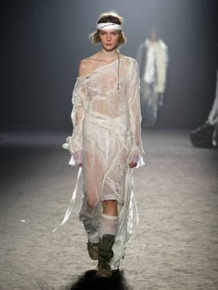 PFW - Ann Demeulemeester Runway A model walks the runway during the Ann Demeulemeester Womenswear Fall Winter 2025-2026 show as part of Paris Fashion Week at Espace des Blancs Manteaux on March 8, 2025 in Paris, France. Photo by Alaain-Gil Gonzalez ABACAPRESS.COM Paris France  Copyright: xGonzalezxAlain-Gil ABACAx