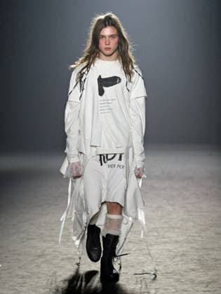 PFW - Ann Demeulemeester Runway A model walks the runway during the Ann Demeulemeester Womenswear Fall Winter 2025-2026 show as part of Paris Fashion Week at Espace des Blancs Manteaux on March 8, 2025 in Paris, France. Photo by Alaain-Gil Gonzalez ABACAPRESS.COM Paris France  Copyright: xGonzalezxAlain-Gil ABACAx