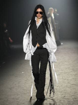 PFW - Ann Demeulemeester Runway A model walks the runway during the Ann Demeulemeester Womenswear Fall Winter 2025-2026 show as part of Paris Fashion Week at Espace des Blancs Manteaux on March 8, 2025 in Paris, France. Photo by Alaain-Gil Gonzalez ABACAPRESS.COM Paris France  Copyright: xGonzalezxAlain-Gil ABACAx