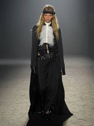PFW - Ann Demeulemeester Runway A model walks the runway during the Ann Demeulemeester Womenswear Fall Winter 2025-2026 show as part of Paris Fashion Week at Espace des Blancs Manteaux on March 8, 2025 in Paris, France. Photo by Alaain-Gil Gonzalez ABACAPRESS.COM Paris France  Copyright: xGonzalezxAlain-Gil ABACAx