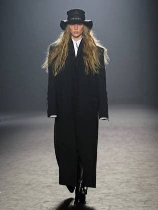 PFW - Ann Demeulemeester Runway A model walks the runway during the Ann Demeulemeester Womenswear Fall Winter 2025-2026 show as part of Paris Fashion Week at Espace des Blancs Manteaux on March 8, 2025 in Paris, France. Photo by Alaain-Gil Gonzalez ABACAPRESS.COM Paris France  Copyright: xGonzalezxAlain-Gil ABACAx
