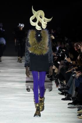 Défilé Noir by Kei Ninomiya Collection Prêt à Porter Automne Hiver 2025 2026 lors de la Fashion Week de Paris PFW Défilé Noir by Kei Ninomiya Collection Prêt à Porter Automne Hiver 2025 2026 lors de la Fashion Week de Paris PFW le 9 mars 2025 Noir by Kei Ninomiya Fall Winter 2025 2026 Ready to Wear Collection fashion show during Paris Fashion Week PFW on March 9, 2025 Paris France  Copyright: xAgencex xBestimagexAgencex xBestimagex