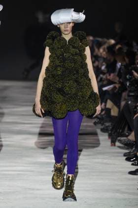 Défilé Noir by Kei Ninomiya Collection Prêt à Porter Automne Hiver 2025 2026 lors de la Fashion Week de Paris PFW Défilé Noir by Kei Ninomiya Collection Prêt à Porter Automne Hiver 2025 2026 lors de la Fashion Week de Paris PFW le 9 mars 2025 Noir by Kei Ninomiya Fall Winter 2025 2026 Ready to Wear Collection fashion show during Paris Fashion Week PFW on March 9, 2025 Paris France  Copyright: xAgencex xBestimagexAgencex xBestimagex