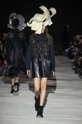 Défilé Noir by Kei Ninomiya Collection Prêt à Porter Automne Hiver 2025 2026 lors de la Fashion Week de Paris PFW Défilé Noir by Kei Ninomiya Collection Prêt à Porter Automne Hiver 2025 2026 lors de la Fashion Week de Paris PFW le 9 mars 2025 Noir by Kei Ninomiya Fall Winter 2025 2026 Ready to Wear Collection fashion show during Paris Fashion Week PFW on March 9, 2025 Paris France  Copyright: xAgencex xBestimagexAgencex xBestimagex