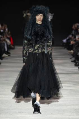 Défilé Noir by Kei Ninomiya Collection Prêt à Porter Automne Hiver 2025 2026 lors de la Fashion Week de Paris PFW Défilé Noir by Kei Ninomiya Collection Prêt à Porter Automne Hiver 2025 2026 lors de la Fashion Week de Paris PFW le 9 mars 2025 Noir by Kei Ninomiya Fall Winter 2025 2026 Ready to Wear Collection fashion show during Paris Fashion Week PFW on March 9, 2025 Paris France  Copyright: xAgencex xBestimagexAgencex xBestimagex