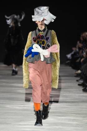 Défilé Noir by Kei Ninomiya Collection Prêt à Porter Automne Hiver 2025 2026 lors de la Fashion Week de Paris PFW Défilé Noir by Kei Ninomiya Collection Prêt à Porter Automne Hiver 2025 2026 lors de la Fashion Week de Paris PFW le 9 mars 2025 Noir by Kei Ninomiya Fall Winter 2025 2026 Ready to Wear Collection fashion show during Paris Fashion Week PFW on March 9, 2025 Paris France  Copyright: xAgencex xBestimagexAgencex xBestimagex