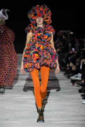 Défilé Noir by Kei Ninomiya Collection Prêt à Porter Automne Hiver 2025 2026 lors de la Fashion Week de Paris PFW Défilé Noir by Kei Ninomiya Collection Prêt à Porter Automne Hiver 2025 2026 lors de la Fashion Week de Paris PFW le 9 mars 2025 Noir by Kei Ninomiya Fall Winter 2025 2026 Ready to Wear Collection fashion show during Paris Fashion Week PFW on March 9, 2025 Paris France  Copyright: xAgencex xBestimagexAgencex xBestimagex