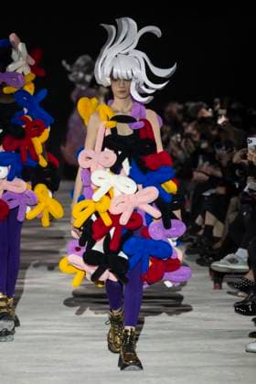 Défilé Noir by Kei Ninomiya Collection Prêt à Porter Automne Hiver 2025 2026 lors de la Fashion Week de Paris PFW Défilé Noir by Kei Ninomiya Collection Prêt à Porter Automne Hiver 2025 2026 lors de la Fashion Week de Paris PFW le 9 mars 2025 Noir by Kei Ninomiya Fall Winter 2025 2026 Ready to Wear Collection fashion show during Paris Fashion Week PFW on March 9, 2025 Paris France  Copyright: xAgencex xBestimagexAgencex xBestimagex