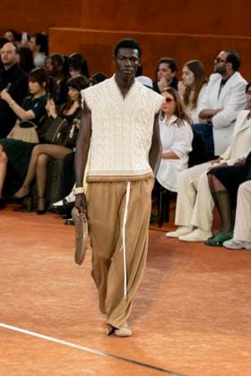 Défilé Lacoste Collection Prêt à Porter Automne Hiver 2025 2026 lors de la Fashion Week de Paris PFW Défilé Lacoste Collection Prêt à Porter Automne Hiver 2025 2026 lors de la Fashion Week de Paris PFW le 9 mars 2025 Lacoste Fall Winter 2025 2026 Ready to Wear Collection fashion show during Paris Fashion Week PFW on March 9, 2025 Paris France  Copyright: xAgencex xBestimagexAgencex xBestimagex