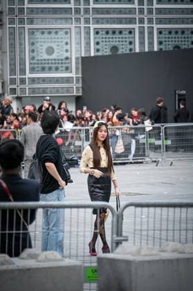 Paris Fashion Week Arrivee people au defile Valentino Arrival of celebrities at Valentino Show Fashion Week, defile Valentino pret a porter femme, Automne Hiver 2025 2026 Freen Sarocha 441552 2025 03 09 France  Copyright: xBarbaraxNeymanx xStarfacex STAR_441552_030