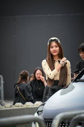 Paris Fashion Week Arrivee people au defile Valentino Arrival of celebrities at Valentino Show Fashion Week, defile Valentino pret a porter femme, Automne Hiver 2025 2026 Freen Sarocha 441552 2025 03 09 France  Copyright: xBarbaraxNeymanx xStarfacex STAR_441552_032