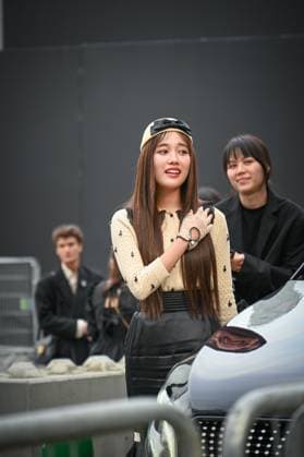 Paris Fashion Week Arrivee people au defile Valentino Arrival of celebrities at Valentino Show Fashion Week, defile Valentino pret a porter femme, Automne Hiver 2025 2026 Freen Sarocha 441552 2025 03 09 France  Copyright: xBarbaraxNeymanx xStarfacex STAR_441552_033