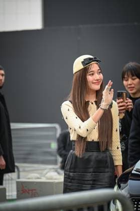 Paris Fashion Week Arrivee people au defile Valentino Arrival of celebrities at Valentino Show Fashion Week, defile Valentino pret a porter femme, Automne Hiver 2025 2026 Freen Sarocha 441552 2025 03 09 France  Copyright: xBarbaraxNeymanx xStarfacex STAR_441552_034