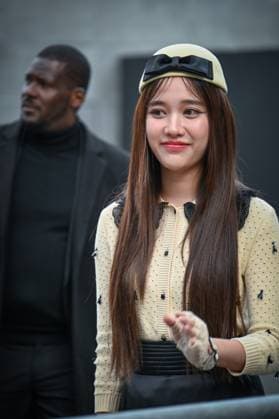 Paris Fashion Week Arrivee people au defile Valentino Arrival of celebrities at Valentino Show Fashion Week, defile Valentino pret a porter femme, Automne Hiver 2025 2026 Freen Sarocha 441552 2025 03 09 France  Copyright: xBarbaraxNeymanx xStarfacex STAR_441552_036