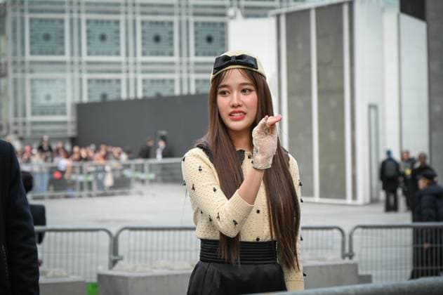 Paris Fashion Week Arrivee people au defile Valentino Arrival of celebrities at Valentino Show Fashion Week, defile Valentino pret a porter femme, Automne Hiver 2025 2026 Freen Sarocha 441552 2025 03 09 France  Copyright: xBarbaraxNeymanx xStarfacex STAR_441552_038