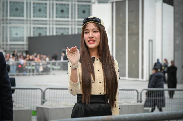 Paris Fashion Week Arrivee people au defile Valentino Arrival of celebrities at Valentino Show Fashion Week, defile Valentino pret a porter femme, Automne Hiver 2025 2026 Freen Sarocha 441552 2025 03 09 France  Copyright: xBarbaraxNeymanx xStarfacex STAR_441552_039