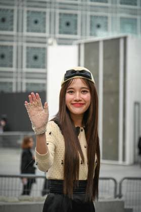 Paris Fashion Week Arrivee people au defile Valentino Arrival of celebrities at Valentino Show Fashion Week, defile Valentino pret a porter femme, Automne Hiver 2025 2026 Freen Sarocha 441552 2025 03 09 France  Copyright: xBarbaraxNeymanx xStarfacex STAR_441552_040
