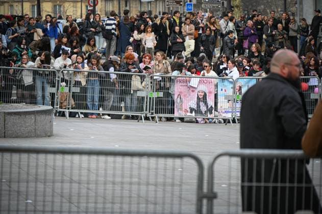 Paris Fashion Week Arrivee people au defile Valentino Arrival of celebrities at Valentino Show Fashion Week, defile Valentino pret a porter femme, Automne Hiver 2025 2026 Freen Sarocha 441552 2025 03 09 France  Copyright: xBarbaraxNeymanx xStarfacex STAR_441552_042