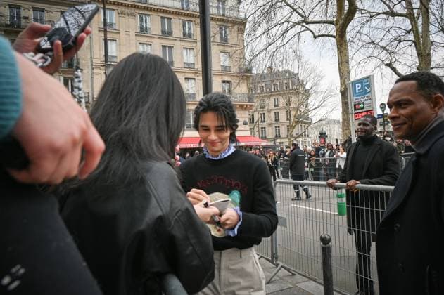 Paris Fashion Week Arrivee people au defile Valentino Arrival of celebrities at Valentino Show Fashion Week, defile Valentino pret a porter femme, Automne Hiver 2025 2026 Jeff Satur 441552 2025 03 09 France  Copyright: xBarbaraxNeymanx xStarfacex STAR_441552_046